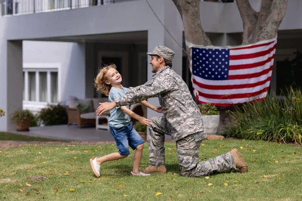 Усміхнений Бійця Батько Вітає Щасливого Сина Саду Американським Прапором Межами — стокове фото