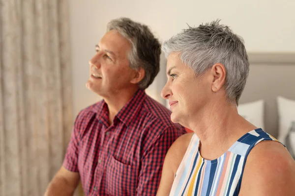 Sorridente Coppia Caucasica Anziani Seduti Tenendosi Mano Camera Letto Stare — Foto Stock