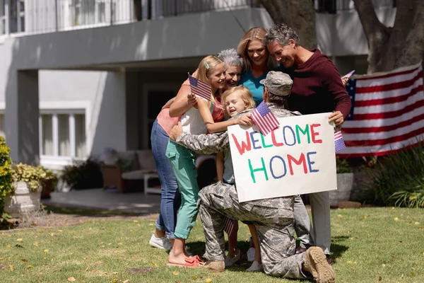Feliz Pai Soldado Caucasiano Abraçando Esposa Filhos Pais Fora Casa — Fotografia de Stock