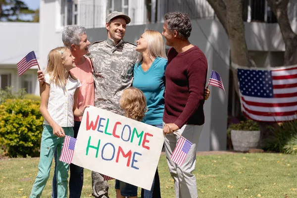 Happy Caucasian Soldier Father Wife Children Parents Home Welcome Sign — Stock Photo, Image