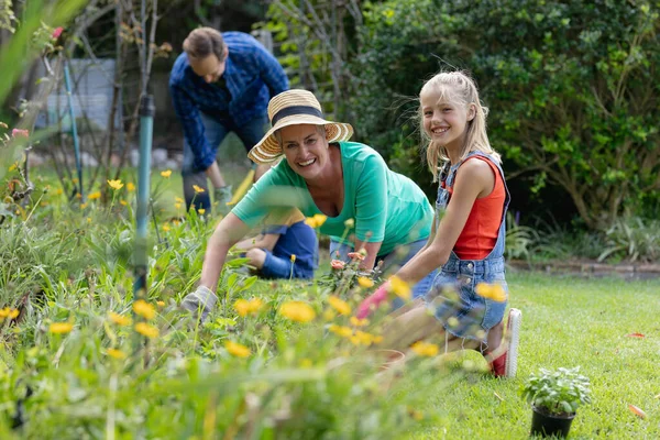 笑顔の白人の孫娘と祖母は庭に植え 家族と一緒に園芸をしています 幸せな3世代の家族が家で一緒に過ごす時間 — ストック写真