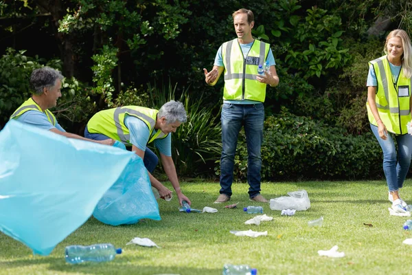 Grupo Caucásico Multigeneracional Hombres Mujeres Recogiendo Basura Campo Arena Voluntarios —  Fotos de Stock