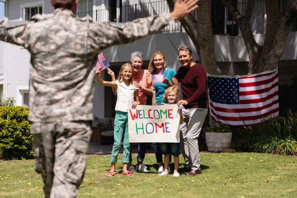 Hvit Soldatfar Familiemøte Utenfor Hjemmet Med Velkomstskilt Amerikanske Flagg Soldat – stockfoto