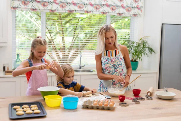 Felice Madre Caucasica Cucina Con Figlia Figlio Indossando Grembiuli Cottura — Foto Stock