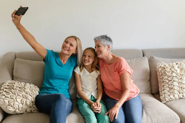 Kanepede Gülümseyen Kızı Büyükannesiyle Selfie Çeken Beyaz Bir Anne Mutlu — Stok fotoğraf