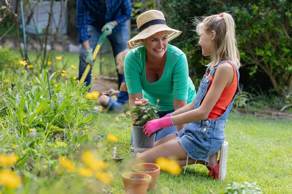 笑顔の白人の孫娘と祖母は 家族と園芸しながら庭で話しています 幸せな3世代の家族が家で一緒に過ごす時間 — ストック写真