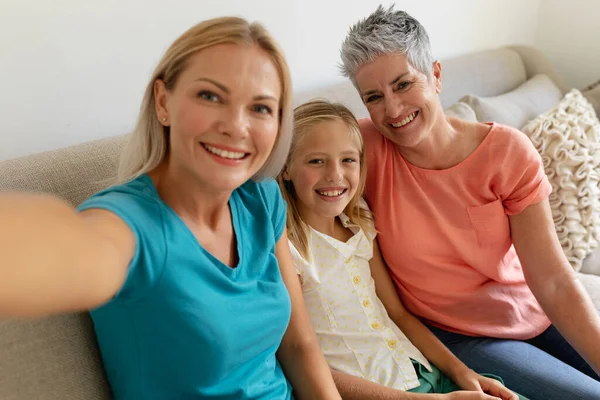 Biała Matka Siedząca Kanapie Robiąca Selfie Uśmiechniętą Córką Babcią Szczęśliwa — Zdjęcie stockowe