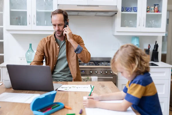 Padre Caucasico Che Lavora Casa Usando Smartphone Laptop Seduto Con — Foto Stock