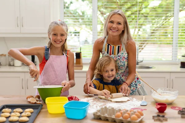 Leende Kaukasiska Mor Dotter Och Son Bär Förkläden Baka Kakor — Stockfoto