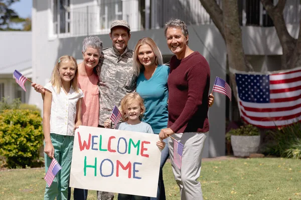 Happy Caucasian Soldier Father Wife Children Parents Home Welcome Sign — Stock Photo, Image