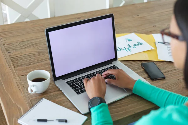 Afro Amerikaanse Vrouw Met Behulp Van Laptop Met Kopieerruimte Tijdens — Stockfoto