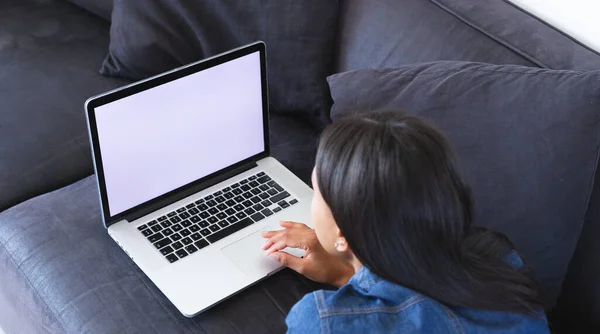 Afroamerikanerin Benutzt Laptop Mit Kopierplatz Während Sie Hause Auf Der — Stockfoto