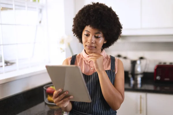 Mujer Afroamericana Cocina Usando Tableta Permanecer Casa Aislado Durante Bloqueo —  Fotos de Stock