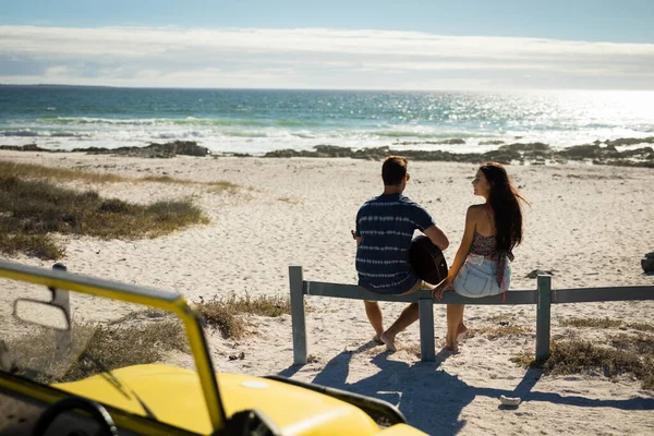 Feliz Casal Caucasiano Sentado Praia Junto Mar Tocando Guitarra Tempo — Fotografia de Stock