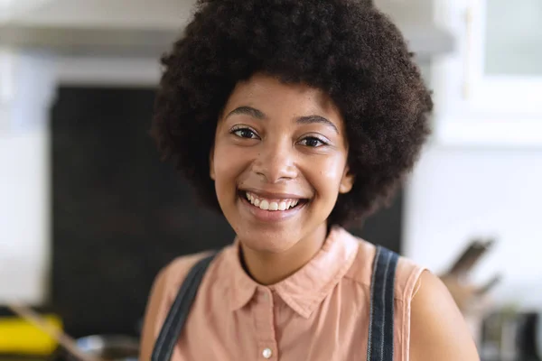 Retrato Mujer Afroamericana Cocina Mirando Cámara Sonriendo Permanecer Casa Aislado — Foto de Stock