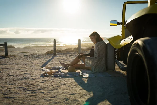 Glückliche Kaukasische Frau Lehnt Strandbuggy Meer Und Spielt Gitarre Strandurlaub — Stockfoto