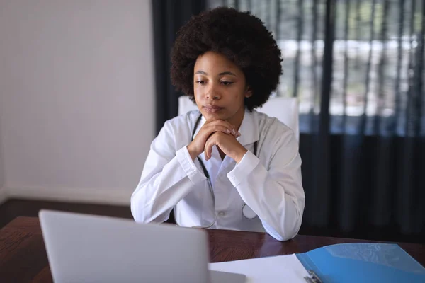 Médecine Afro Américaine Assise Faire Une Consultation Par Appel Vidéo — Photo