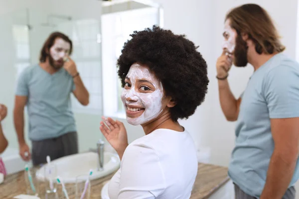 Portret Van Een Gelukkig Divers Echtpaar Badkamer Met Schoonheidsmaskers Thuis — Stockfoto