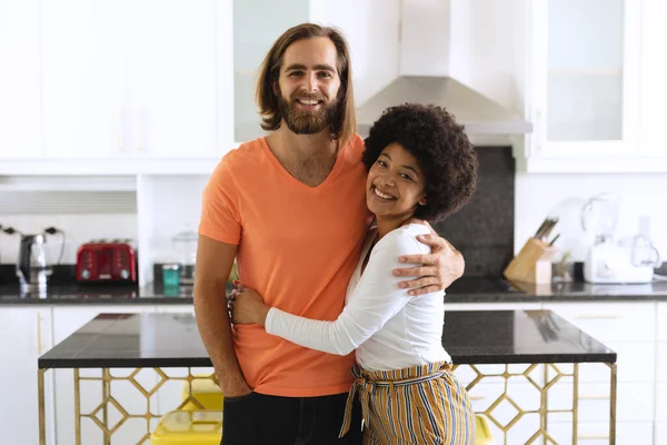 Retrato Feliz Pareja Diversa Cocina Sonriendo Abrazando Permanecer Casa Aislado —  Fotos de Stock