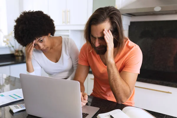 Casal Diversificado Preocupado Sentado Cozinha Usando Laptop Pagar Contas Ficar — Fotografia de Stock