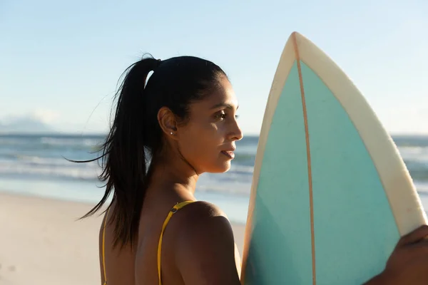 Mujer Raza Mixta Llevando Tabla Surf Playa Tiempo Ocio Aire —  Fotos de Stock