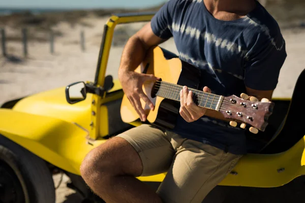 白人男性のビーチバギーギターを演奏に座っての中央部 夏休みのロードトリップでビーチブレイク — ストック写真