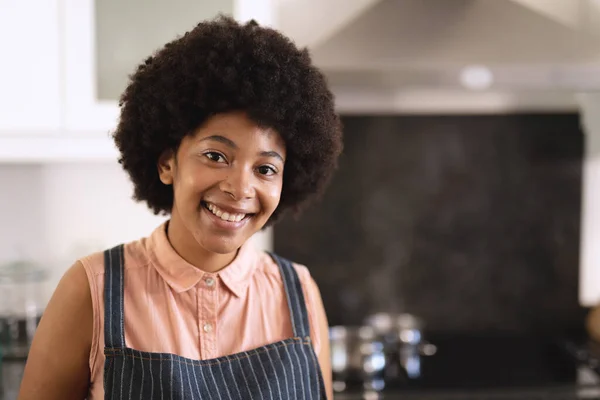 Retrato Mujer Afroamericana Cocina Mirando Cámara Sonriendo Permanecer Casa Aislado — Foto de Stock