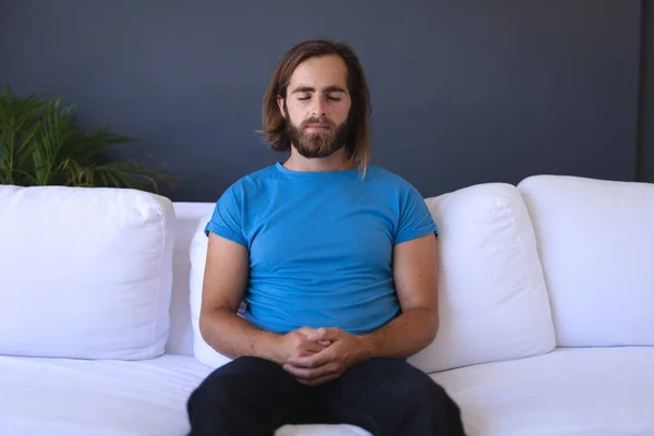 Homem Caucasiano Sentado Sofá Meditando Com Olhos Fechados Ficar Casa — Fotografia de Stock