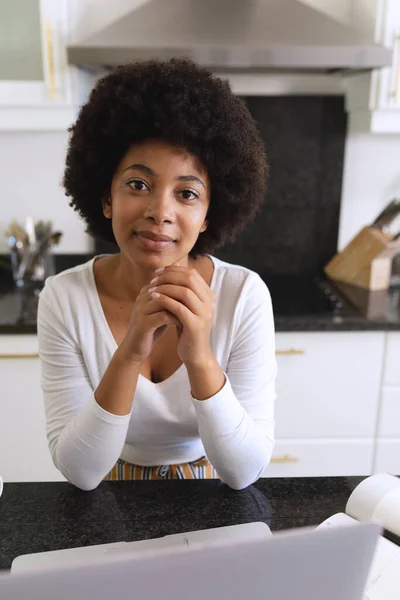 Retrato Una Mujer Afroamericana Sentada Cocina Sonriendo Permanecer Casa Aislado —  Fotos de Stock