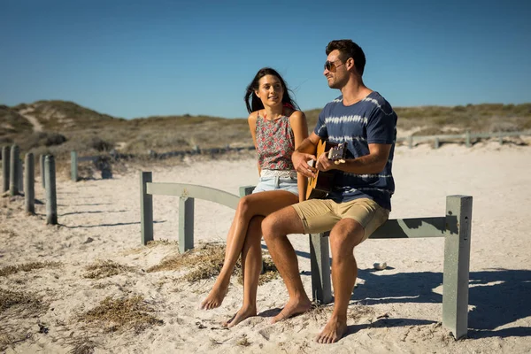 一对快乐的高加索夫妇坐在海滩上 在海边弹吉他 海上健康的户外闲暇时间 — 图库照片
