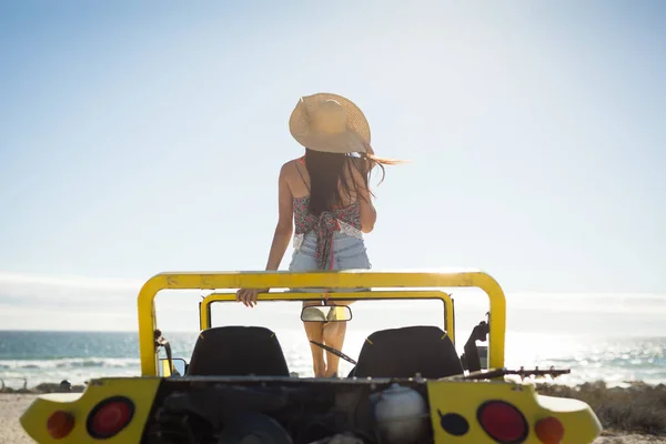 Mujer Caucásica Sentada Buggy Playa Junto Mar Con Sombrero Paja — Foto de Stock