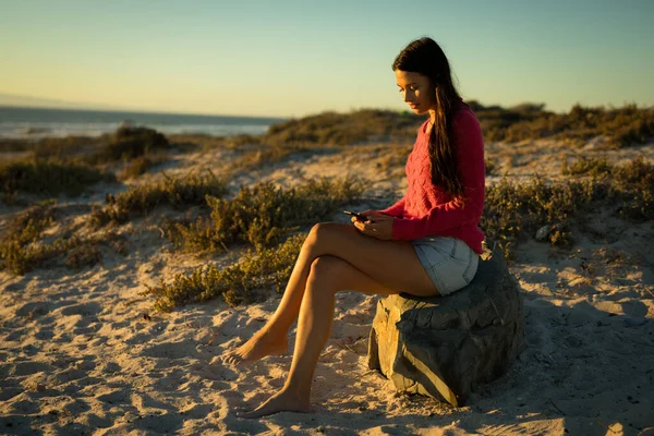 Donna Caucasica Seduta Sulla Roccia Spiaggia Utilizzando Smartphone Sano Tempo — Foto Stock