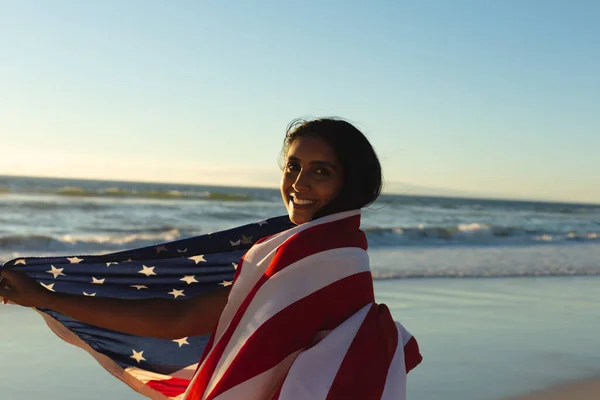 Porträt Einer Patriotischen Frau Gemischter Rasse Mit Amerikanischer Flagge Strand — Stockfoto