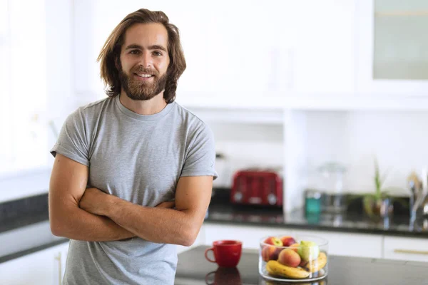 Portret Białego Mężczyzny Kuchni Uśmiechającego Się Skrzyżowanymi Rękami Przebywanie Domu — Zdjęcie stockowe