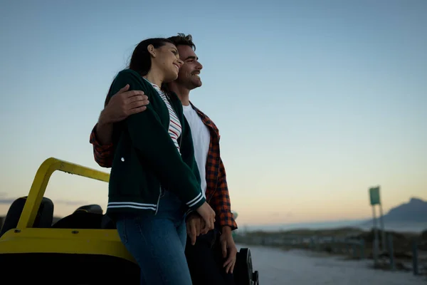 Feliz Pareja Caucásica Apoyada Contra Buggy Playa Junto Mar Durante — Foto de Stock