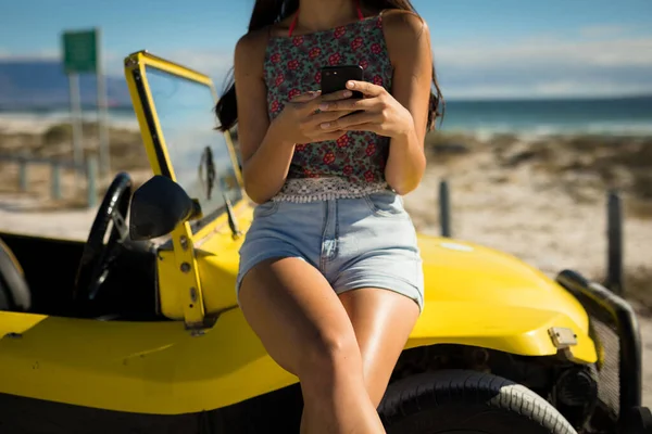Midsection Mulher Caucasiana Sentado Buggy Praia Junto Mar Usando Smartphone — Fotografia de Stock