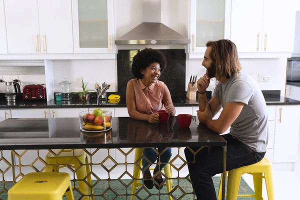 Feliz Pareja Diversa Sentada Cocina Tomando Café Hablando Permanecer Casa — Foto de Stock