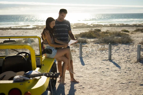 Kumsal Arabasında Oturup Yol Haritası Okuyan Mutlu Beyaz Bir Çift — Stok fotoğraf