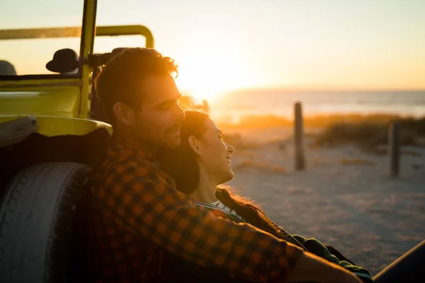 Happy Caucasian Couple Leaning Beach Buggy Sea Relaxing Sunset Beach — Stock Photo, Image