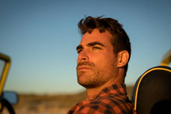 Retrato Del Hombre Caucásico Viendo Atardecer Playa Holgada Vacaciones Verano —  Fotos de Stock