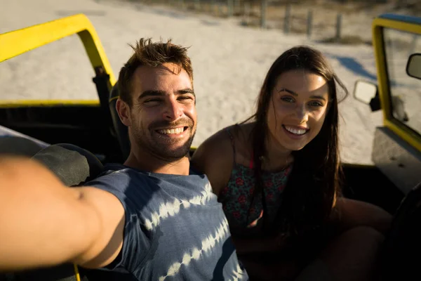 Szczęśliwa Kaukaska Para Siedząca Plażowym Buggy Nad Morzem Robiąca Selfie — Zdjęcie stockowe