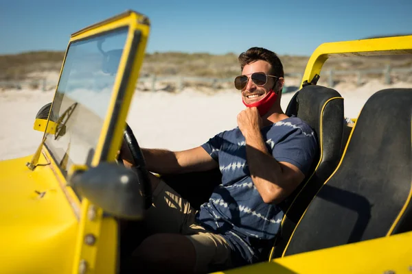 Homem Caucasiano Usando Máscara Facial Sentado Praia Buggy Sorrindo Praia — Fotografia de Stock