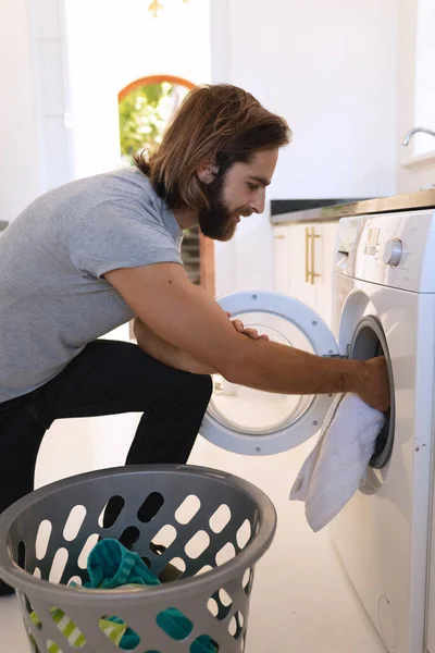 Homem Caucasiano Vestindo Camiseta Cinza Lavando Roupa Ficar Casa Isolamento — Fotografia de Stock