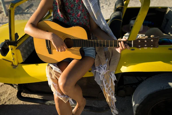 Middensectie Van Blanke Vrouw Zittend Strand Buggy Bij Zee Gitaar — Stockfoto