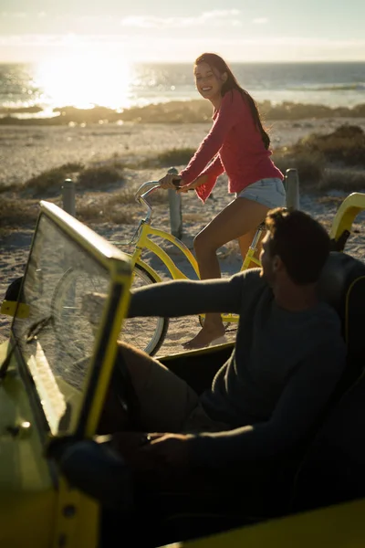 Felice Coppia Caucasica Sulla Spiaggia Durante Tramonto Donna Bicicletta Uomo — Foto Stock