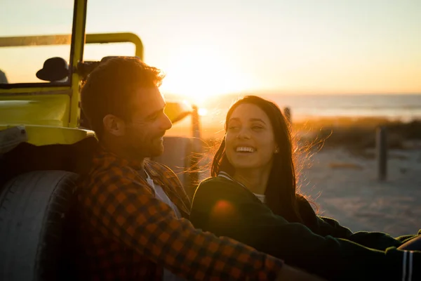 Mutlu Beyaz Çift Gün Batımında Deniz Kenarında Plaj Arabasına Yaslanmış — Stok fotoğraf