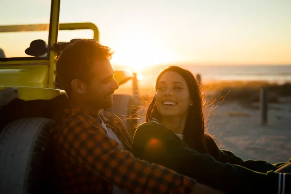 Glückliches Kaukasisches Paar Das Bei Sonnenuntergang Lächelnd Strandbuggy Meer Lehnt — Stockfoto