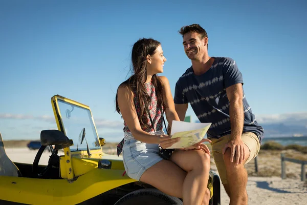 Kumsal Arabasında Oturan Mutlu Beyaz Çift Yol Haritası Okuyarak Gülümsüyor — Stok fotoğraf