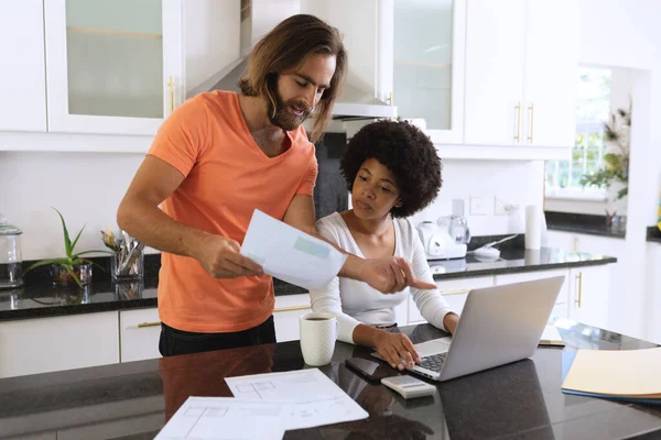 Coppia Diversificata Seduta Cucina Utilizzando Computer Portatile Pagare Bollette Stare — Foto Stock