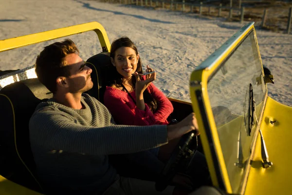 Casal Caucasiano Sentado Buggy Praia Junto Mar Durante Pôr Sol — Fotografia de Stock